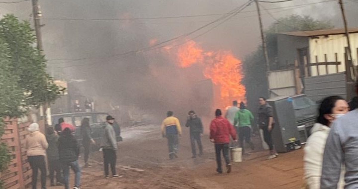 incendio-estructural-deja-un-muerto-en-campamento-felipe-camiroaga-de-vina-del-mar.png