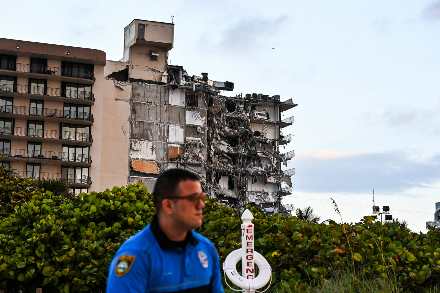 Edificio de 12 pisos se derrumba en Miami Beach y deja al ...