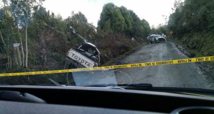 Un fallecido y dos lesionados tras volcamiento en Calbuco
