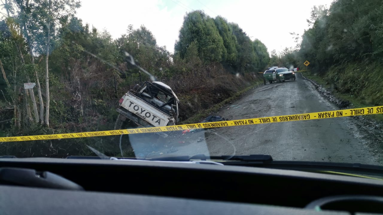 Un fallecido y dos lesionados tras volcamiento en Calbuco
