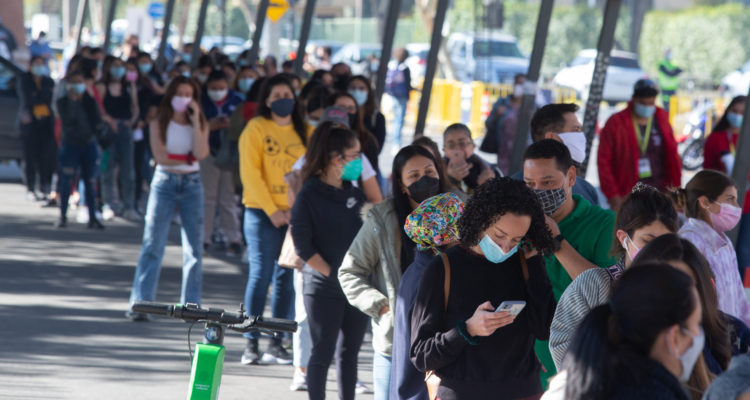 Vacunación de veinteañeros en centro del Parque Juan Pablo II en Las Condes | Agencia UNO