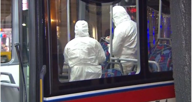 Bus en el cual fue apuñalado un hombre por pedir distanciamiento social | Página 12, policía de Buenos Aires