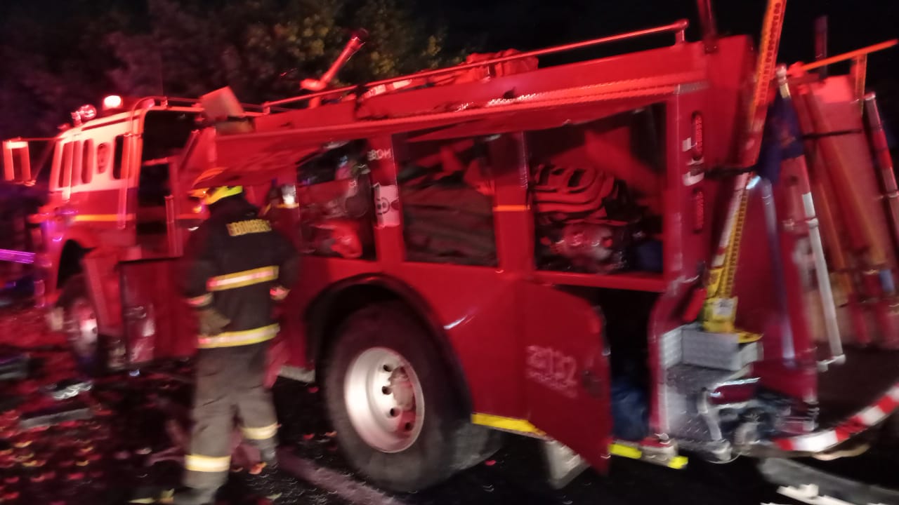 carro-de-bomberos-chocado-por-camion.jpeg