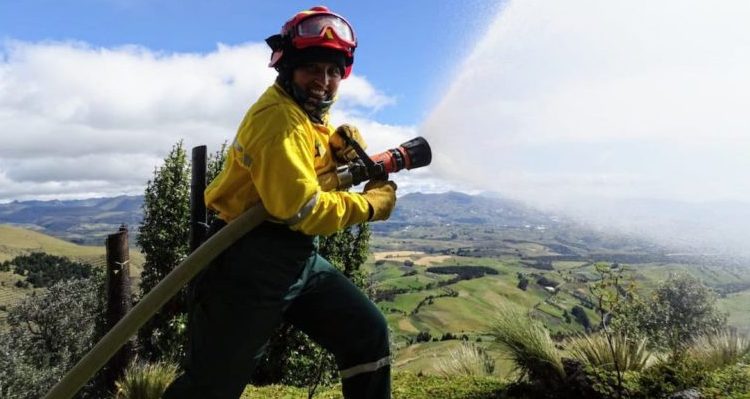 Mayra Velasco es bombera forestal en el Parque Nacional de Cotopaxi. Archivo personal.