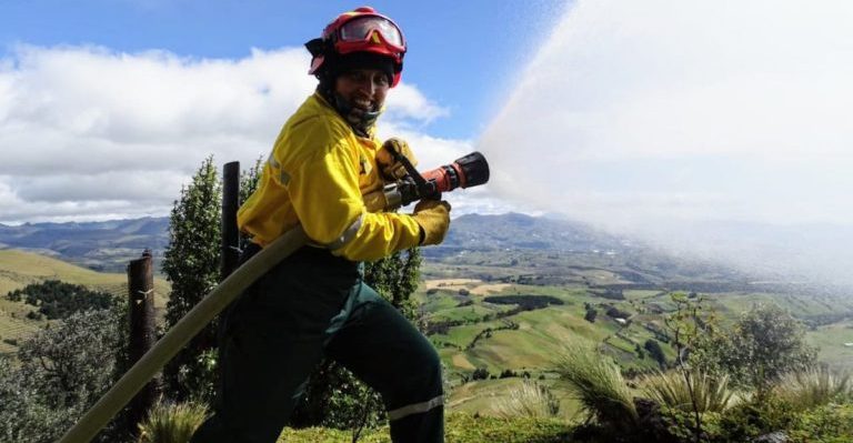 Mayra Velasco es bombera forestal en el Parque Nacional de Cotopaxi. Archivo personal.