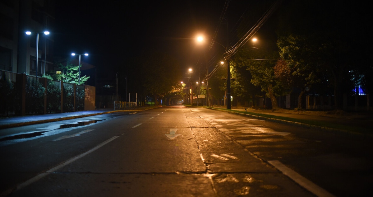 calle vacía en horario de toque de queda
