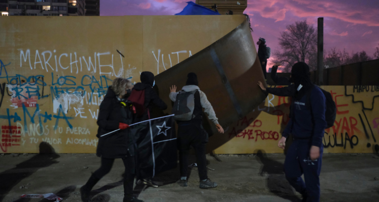 Manifestantes llegan hasta la Plaza Baquedano para exigir la libertad de los presos politicos del Estallido Social 9 de julio | Daniel Araya | Agencia UNO