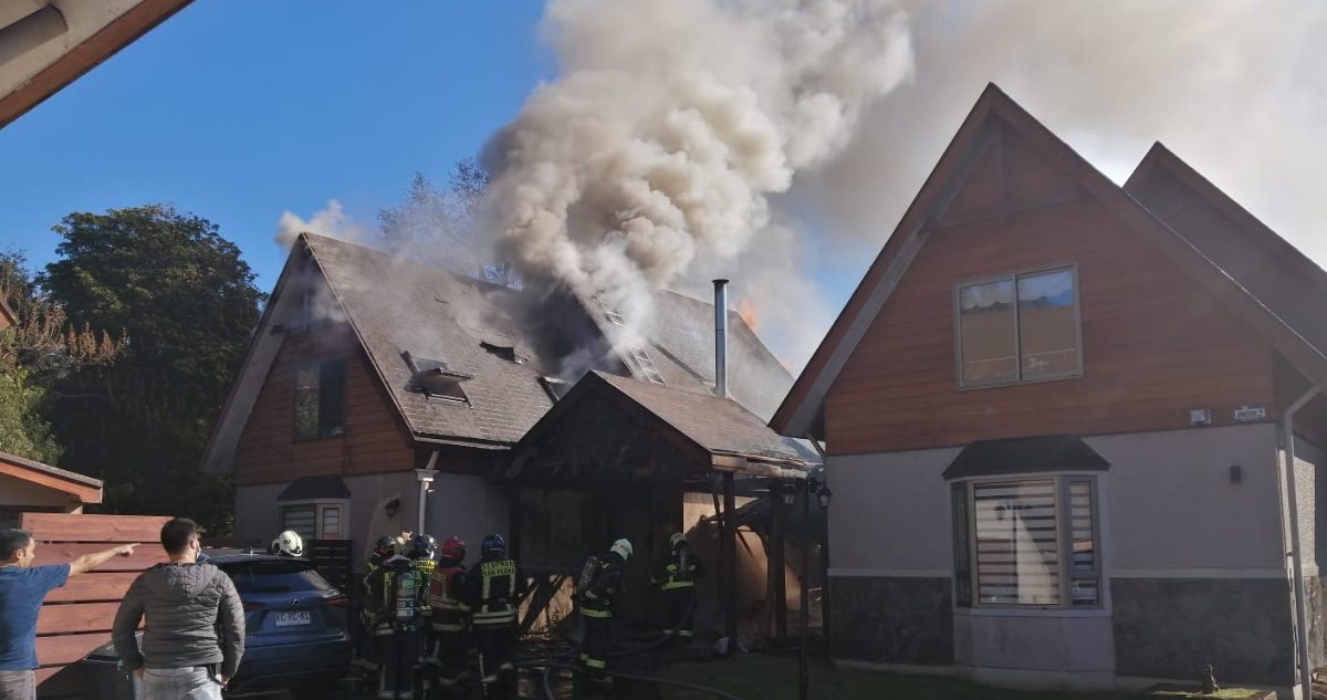 incendio-afecta-casa-condominio-san-pedro-de-la-paz-llamas-amenazan-viviendas.png