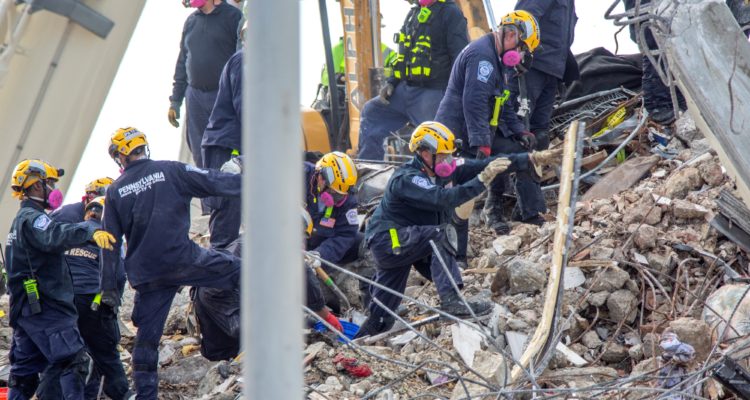 Los servicios de rescate trabajan en las ruinas del edificio Champlain Towers South, en Miami-Dade, el 5 de julio de 2021 | Cristóbal Herrera, Agencia EFE. 
