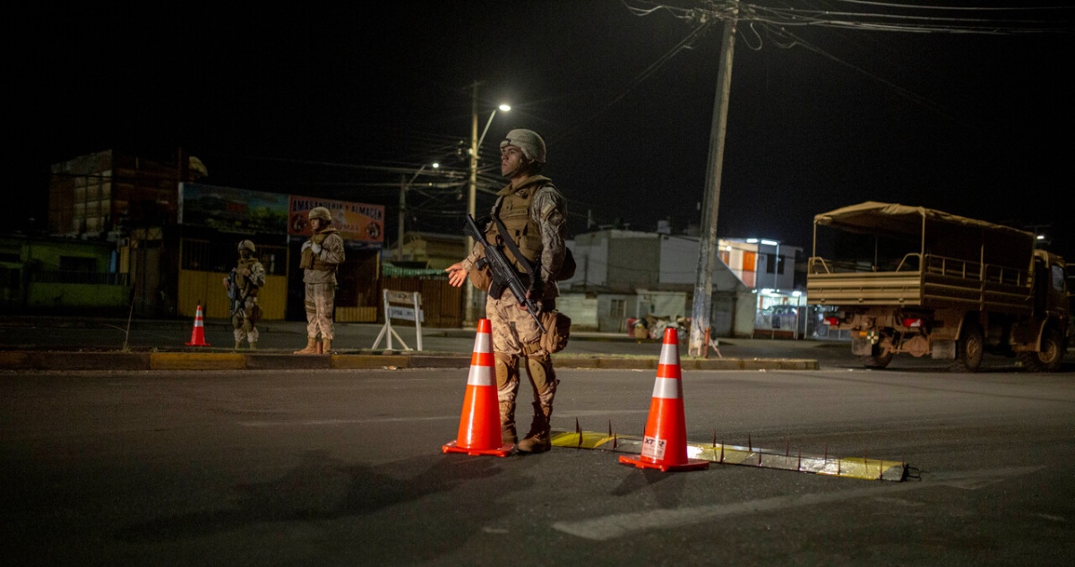 Personal militar resguarda horario de toque de queda
