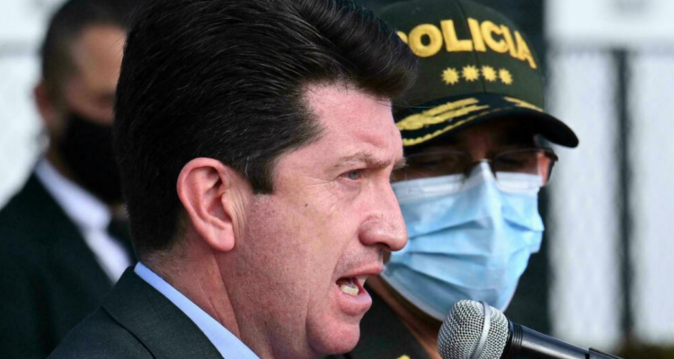 El ministro de Defensa de Colombia, Diego Molano (izq), y el director de la Policía, Jorge Luis Vargas Valencia, en rueda de prensa en Bogotá el 12 de julio de 2021 Juan BARRETO AFP