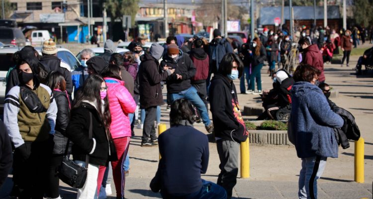 Fila para vacunarse en Maipú | Karin Pozo | Agencia UNO