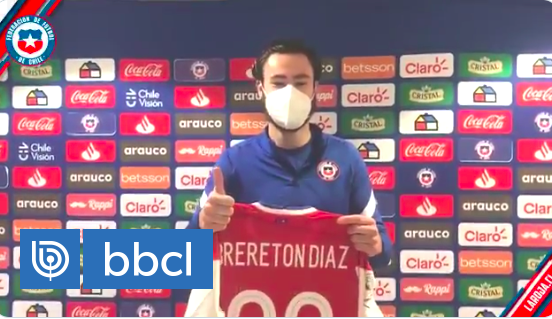 It Can T Be Brereton S Remarkable Gesture With A Little La Roja Fan Who Is Emulating His Shirt Copa America Especial