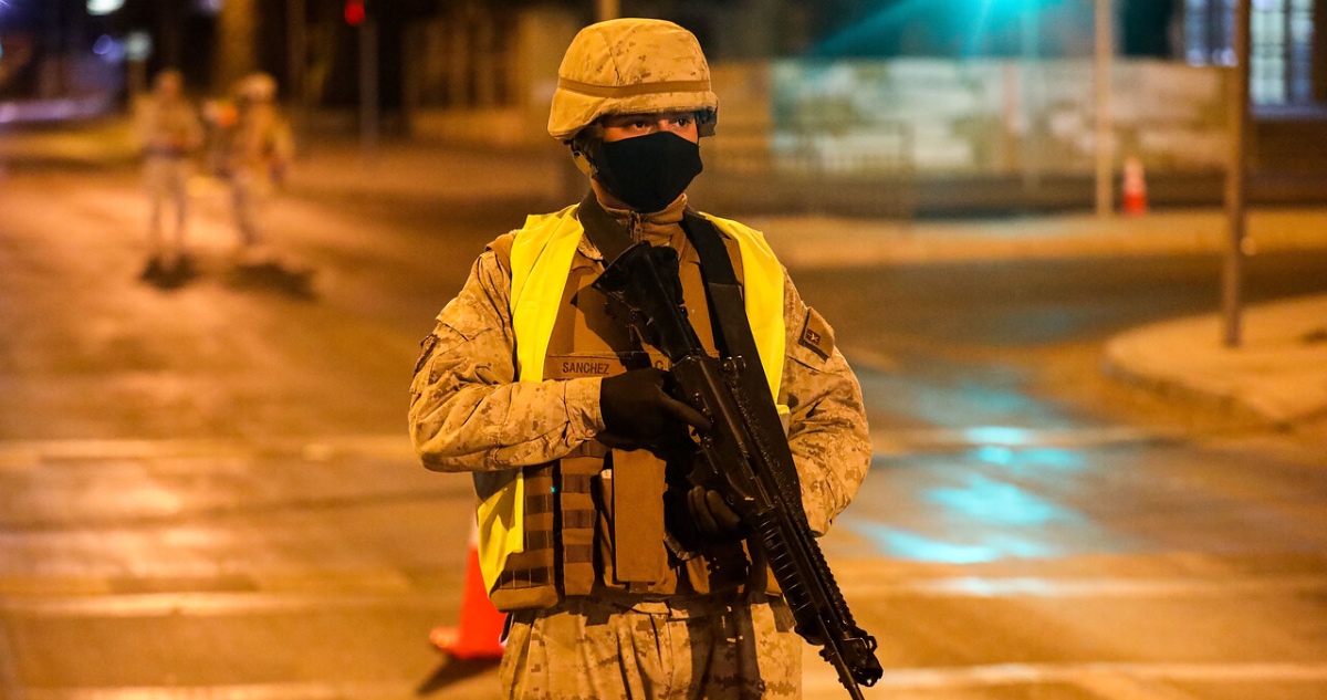 Militar en toque de queda
