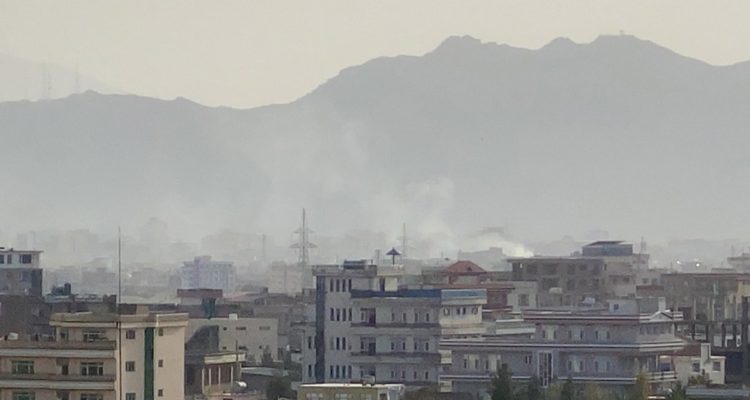 Agencia EFE | IMÁGENES VIRALES QUE CIRCULAN EN REDES SOCIALES DEL MOMENTO POSTERIOR A LA EXPLOSIÓN CAUSADA POR UN COHETE QUE IMPACTÓ EN UNA CASA UBICADA EN EL DISTRITO 15 DE KABUL, A UNOS 5 KILÓMETROS DEL AEROPUERTO.