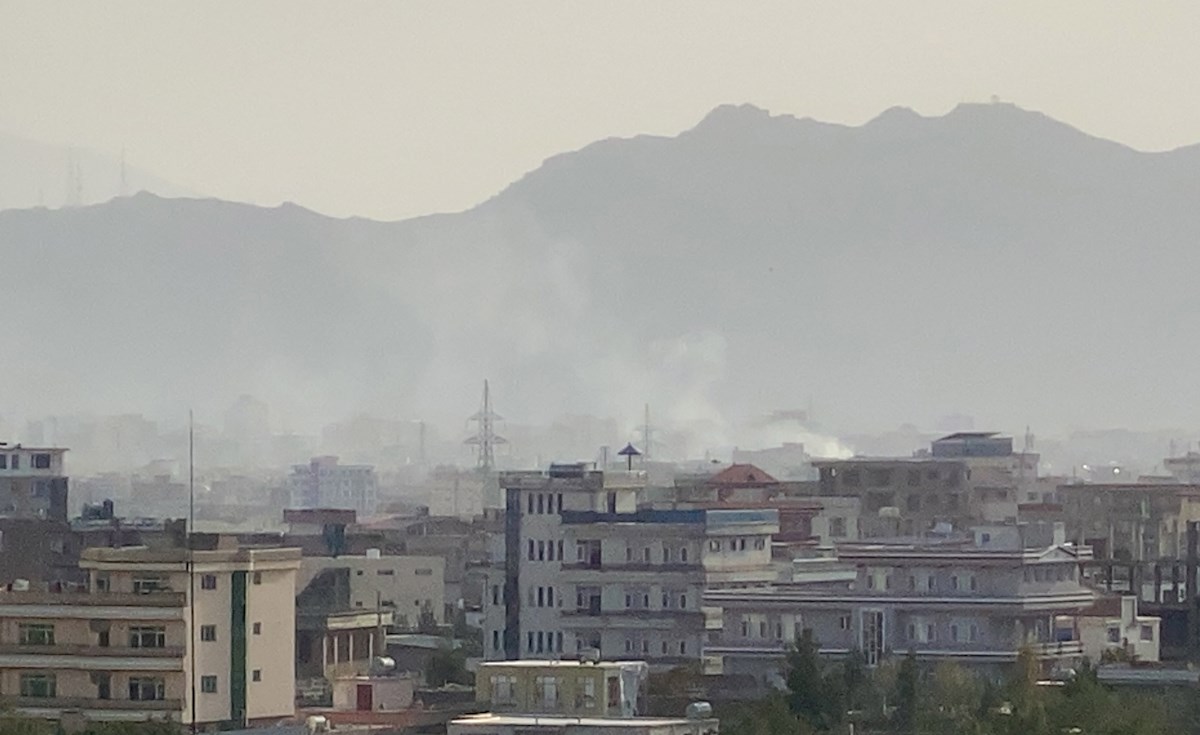 Agencia EFE | IMÁGENES VIRALES QUE CIRCULAN EN REDES SOCIALES DEL MOMENTO POSTERIOR A LA EXPLOSIÓN CAUSADA POR UN COHETE QUE IMPACTÓ EN UNA CASA UBICADA EN EL DISTRITO 15 DE KABUL, A UNOS 5 KILÓMETROS DEL AEROPUERTO.