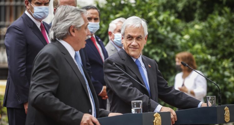 Agencia UNO | El Presidente de la Republica, Sebastián Piñera, junto al Presidente de Argentina, Alberto Fernández, realizan declaración conjunta, en el patio de Los Naranjos del Palacio de La Moneda, en enero de 2021. 
