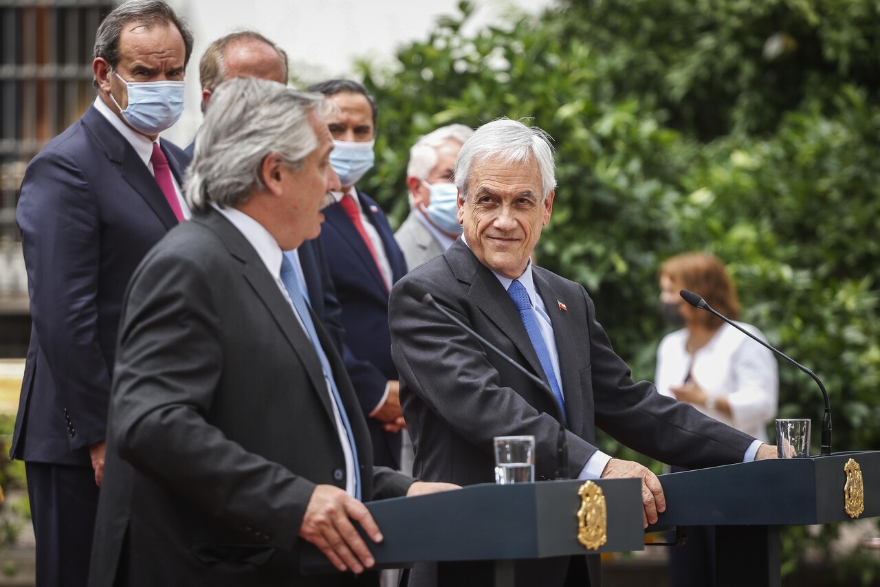 Agencia UNO | El Presidente de la Republica, Sebastián Piñera, junto al Presidente de Argentina, Alberto Fernández, realizan declaración conjunta, en el patio de Los Naranjos del Palacio de La Moneda, en enero de 2021. 