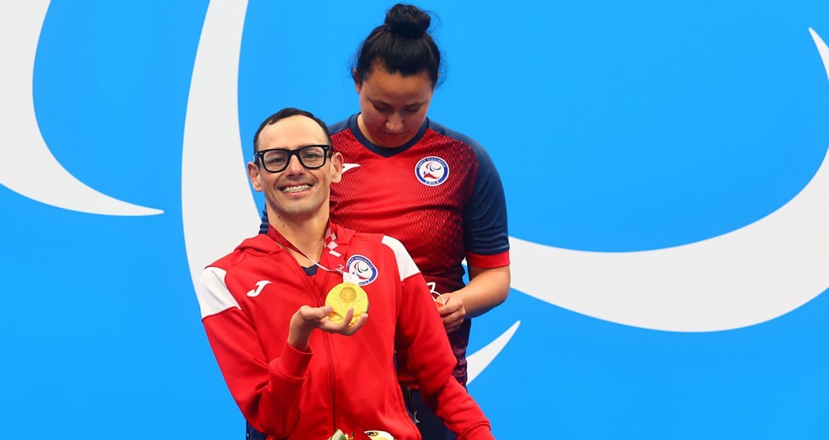 Alberzo Abarza ganó el oro en natación y Chile lo festeja