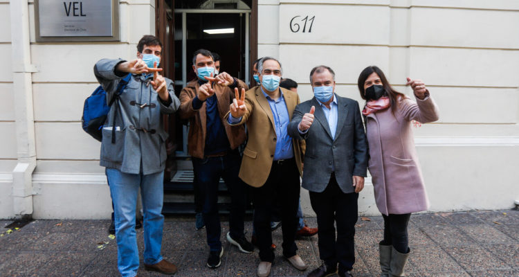 El secretario general de Renovación Nacional, Diego Schalper, junto a dirigentes de la UDI, Evópoli y el PRI inscriben en el Servicio Electoral el pacto “Chile podemos más” | Agencia UNO