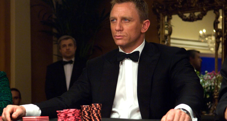 Daniel Craig interpretando a James Bond