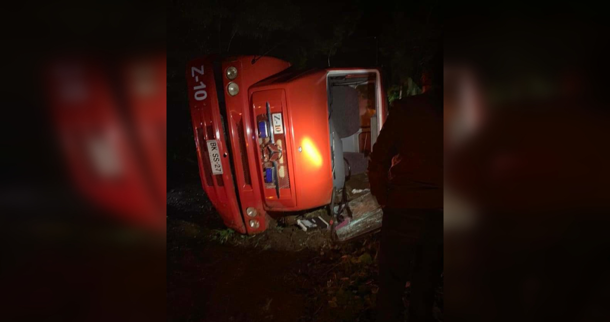 dos-bomberos-lesionados-volcamiento-carro-emergencia-valdivia-1.jpg