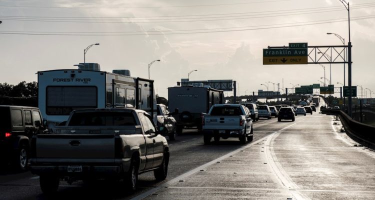 Ida se encuentra ya a unas 385 millas (620 km) al sursureste de la desembocadura del río Misisipi y unas 440 millas (710 km) de Nueva Orleans, que estos días conmemora el aniversario del impacto del huracán Katrina, que causó en 2005 la muerte a unas 2.000 personas | Agencia EFE