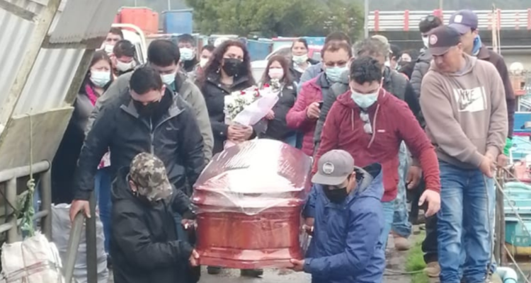 en medio de un fuerte oleaje fue trasladado el cuerpo de laura herrera quien falleció en accidente aéreo