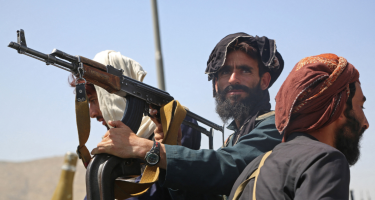 Combatientes talibanes montan guardia en un vehículo junto a la carretera en Kabul | Agence France-Presse