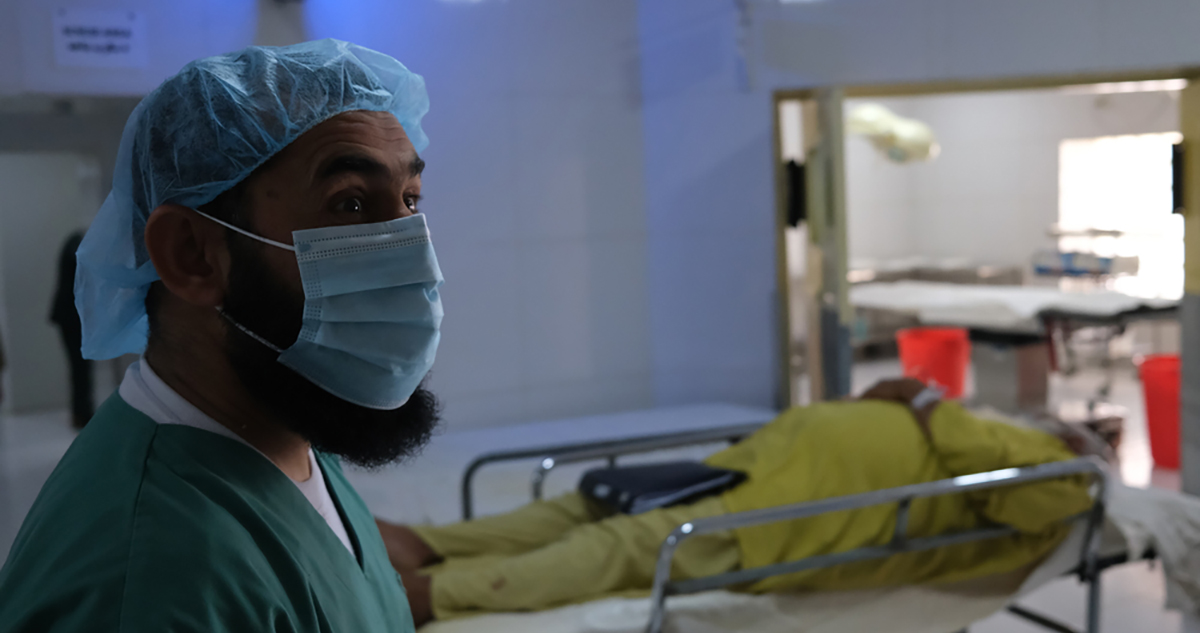 Un cirujano de MSF se prepara para una cirugía en el quirófano del hospital de Boost, Lashkar Gah, provincia de Helmand. Afganistán