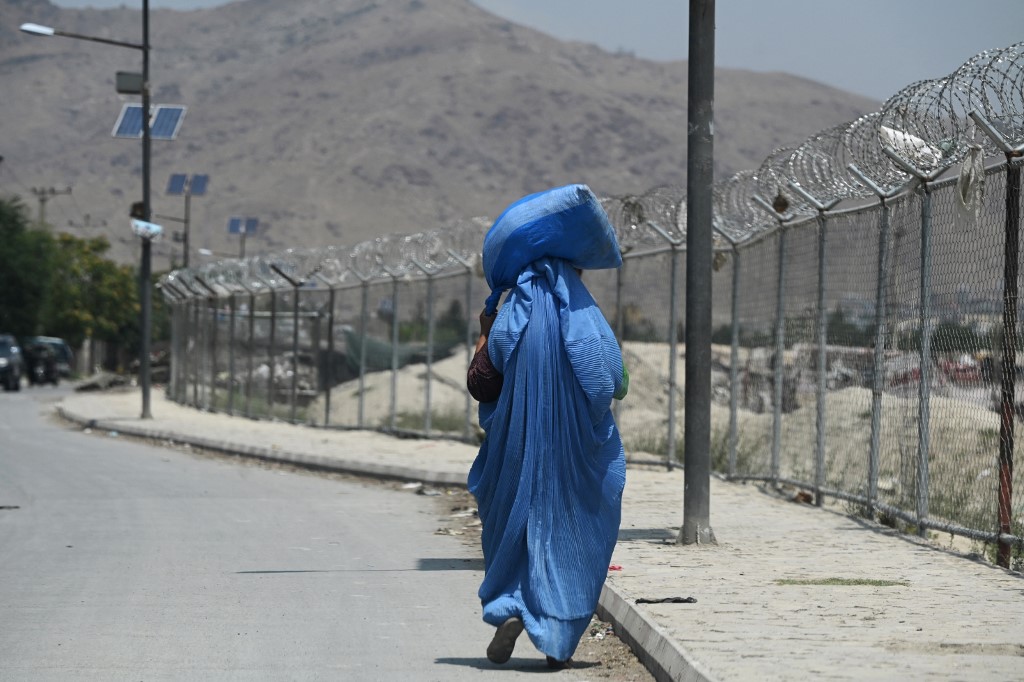 mujer recorre calle de Kabul