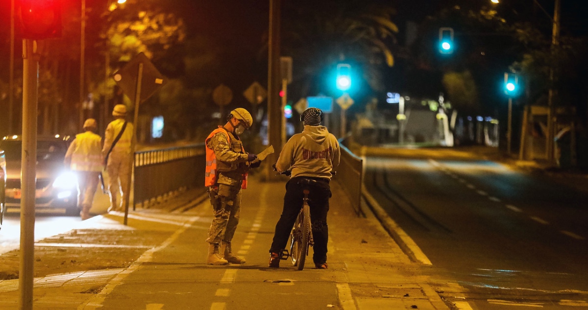 Fiscalización a ciclista en toque de queda