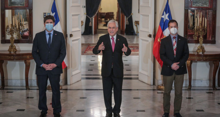 Agencia UNO | El Presidente de la República, Sebastián Piñera, acompañado de los ministros de Hacienda, Rodrigo Cerda, y de Economía, Lucas Palacios, en el salón Pedro de Valdivia del Palacio de La Moneda.