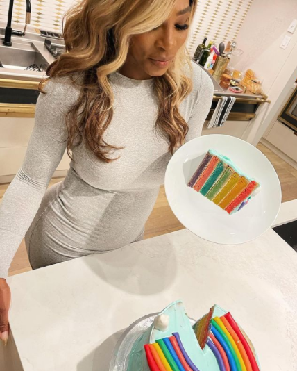 Serena Williams disfruta de una torta de arcoíris
