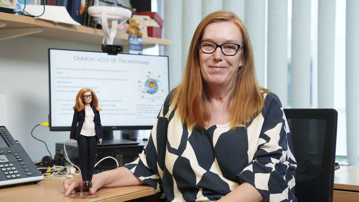 Sarah Gilbert y la barbie inspirada en ella | AFP