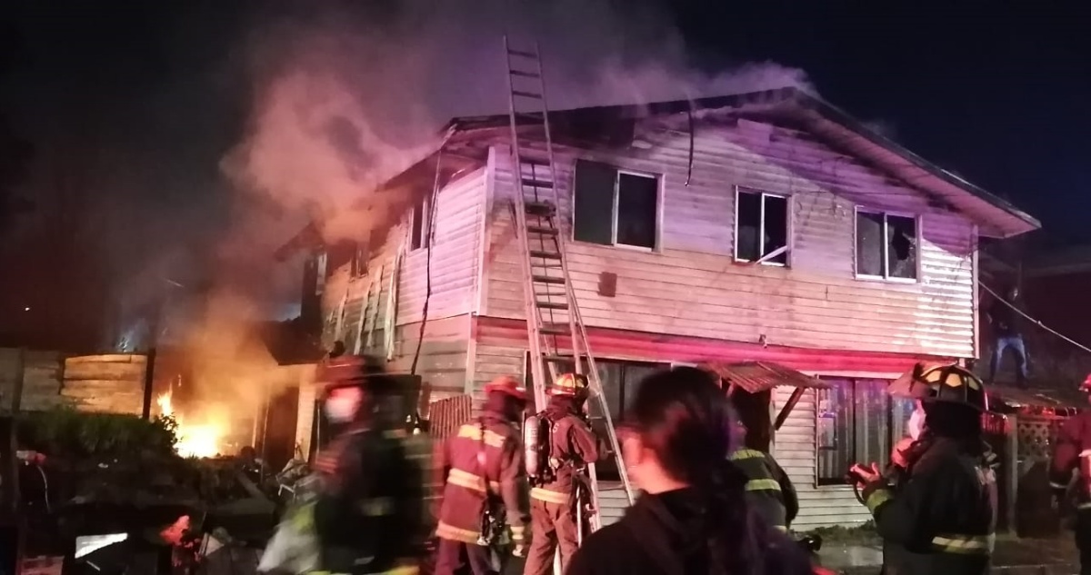 vecinos-increpan-a-bomberos-durante-incendio-en-vivienda-de-valdivia.jpeg