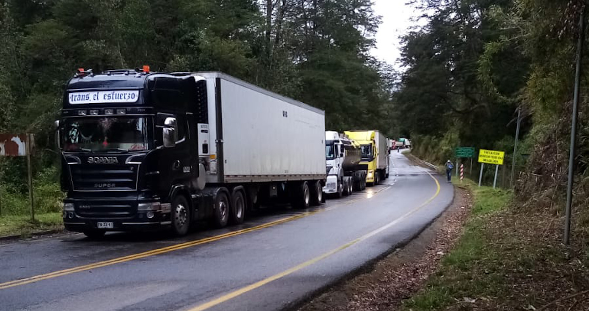 Más de 40 camiones detenidos en paso Cardenal Samoré