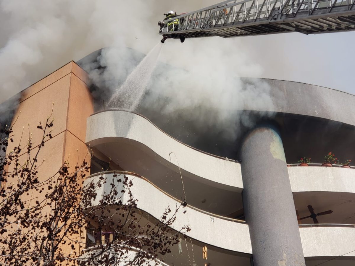 Una persona fallecida deja incendio en octavo piso de edificio en ...