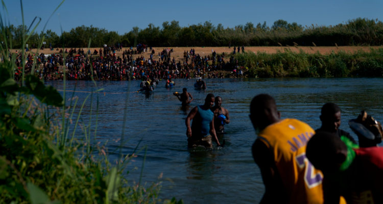 Sin agua, comida y bajo 40°C frontera mexicana-estadounidense, la ruta del engaño a los migrantes