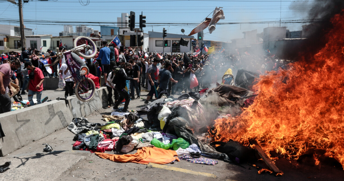 Queman pertenencias de migrantes venezolanos en Iquique