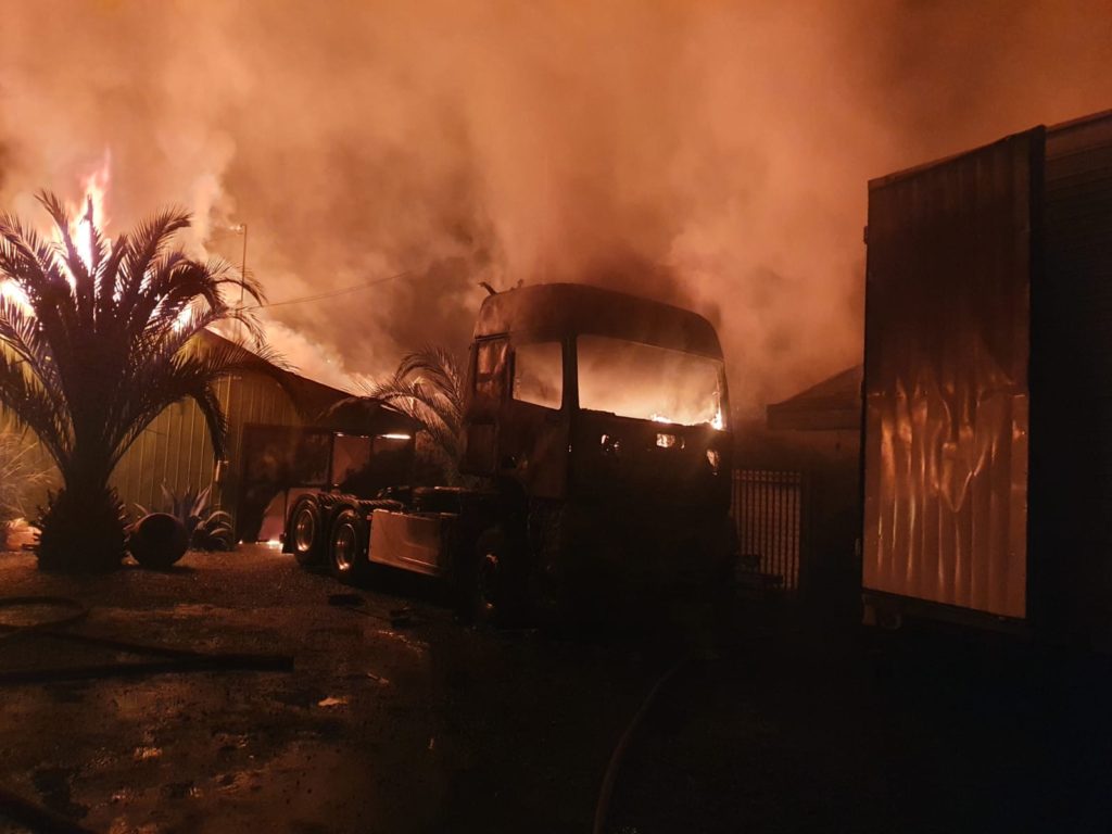 Atentado incendiario contra casas, bodegas y vehículos de tiendas Armonie en Cañete