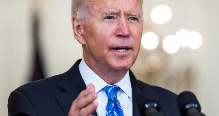 Biden busca mitigar impacto económico de eventual cierre de Administración federal