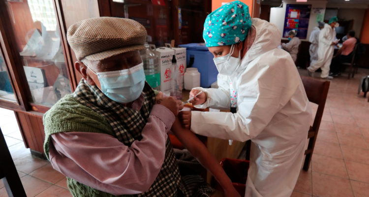 Bolivia llega al 100% de cobertura de su población vacunable mayor de 18 años