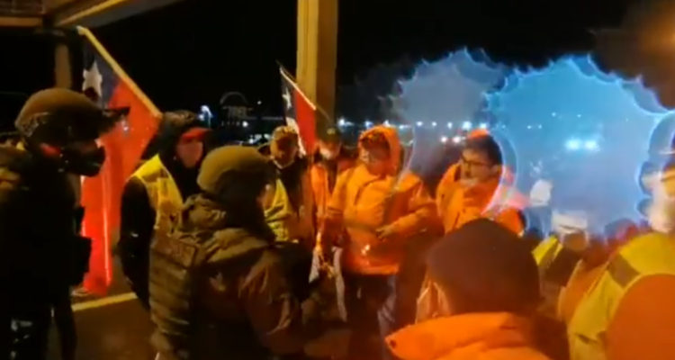 La Araucanía camioneros se manifiestan en Ruta 5 Sur tras ataques incendiarios contra conductores