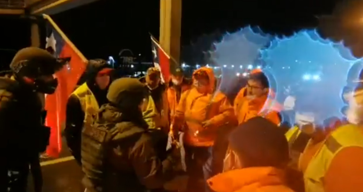 La Araucanía camioneros se manifiestan en Ruta 5 Sur tras ataques incendiarios contra conductores