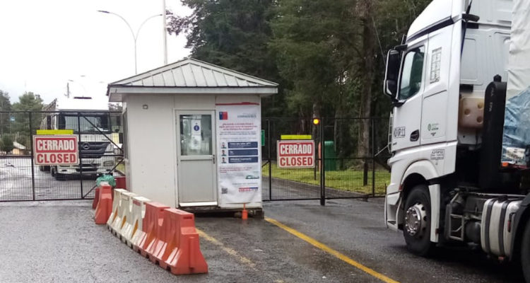 Más de 40 camiones varados por cierre de portón en paso Cardenal Samoré