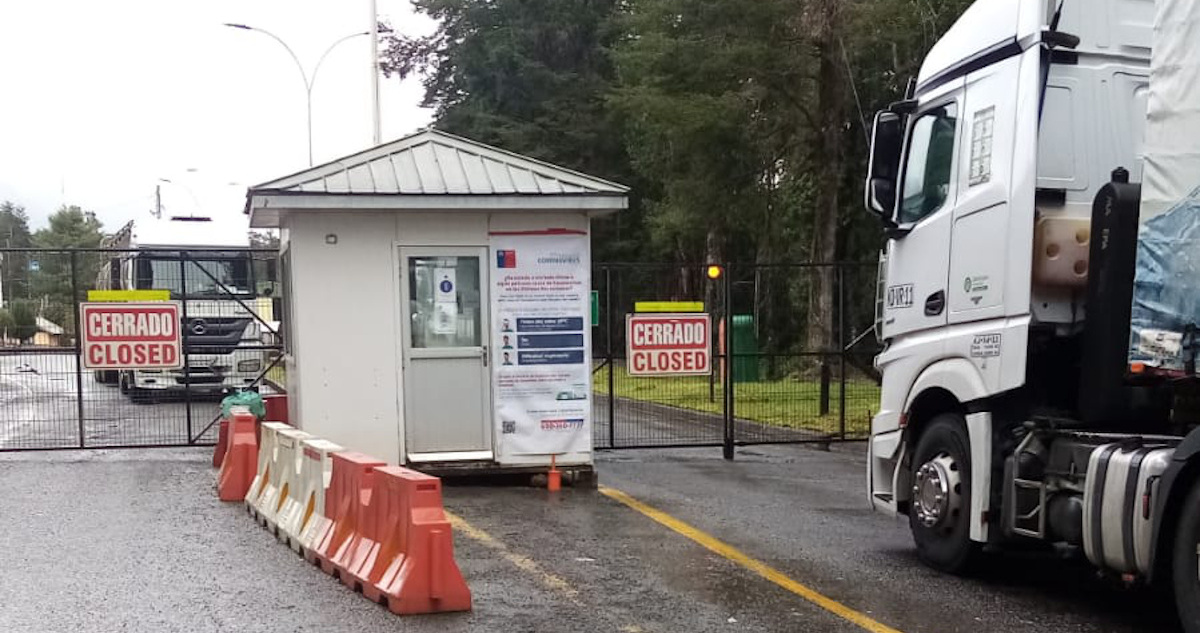Más de 40 camiones varados por cierre de portón en paso Cardenal Samoré