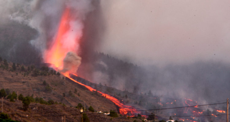 Captan en imágenes cómo lava volcánica avanza por Canarias carboniza viviendas y árboles a su paso