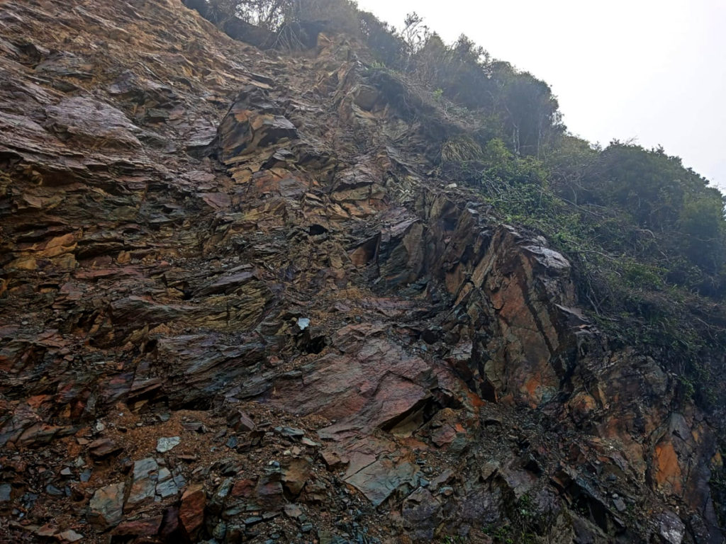 Cerro sufre microderrumbes en ruta Melipeuco a Bahía Mansa