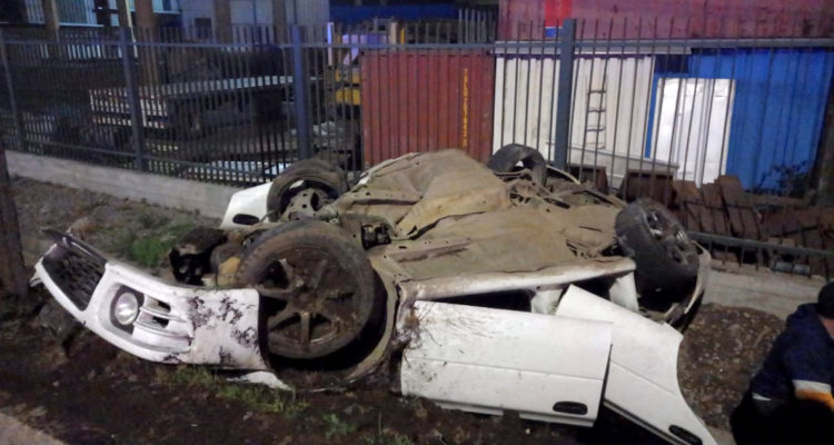 Colisión y volcamiento en avenida Las Industrias de Los Ángeles